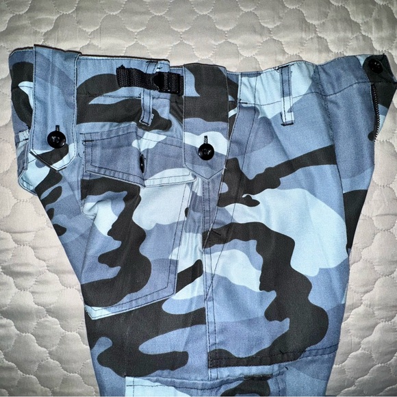 Women’s Blue Camo Cargo Pants - Picture 4 of 6